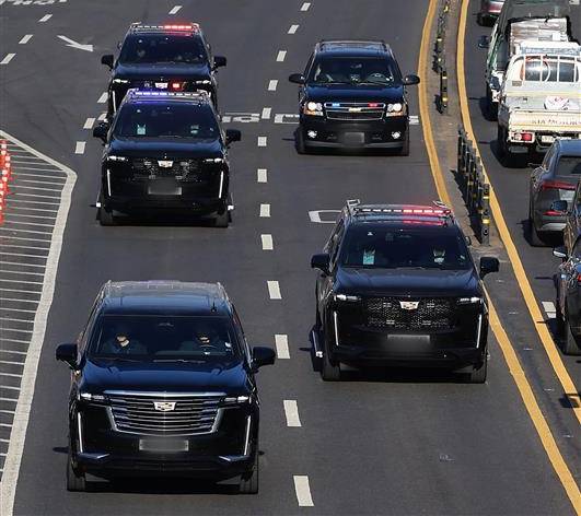 윤석열 대통령이 탄 차량 행렬이 15일 서울 용산구 한남동 대통령 관저에서 과천 공수처로 향하고 있다. 사진=연합