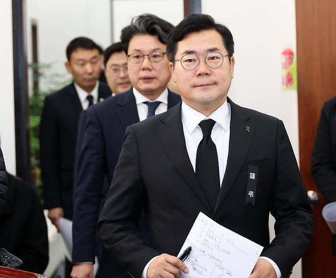 박찬대 더불어민주당 원내대표가 지난달 31일 국회에서 열린 원내대책회의에 참석하고 있다. 강은구기자