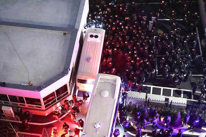 고위공직자범죄수사처와 경찰이 윤석열 대통령에 대한 2차 체포영장 집행에 나선 15일 서울 용산구 한남동 대통령 관저 경내로 경찰 병력이 진입하고 있다. 연합뉴스