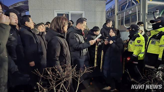 김기현 전 국민의힘 대표와 나경원 의원이 15일 한남동 관저 앞에서 소속의원 30여명과 함께 입장을 발표하고 있다. 임현범 기자