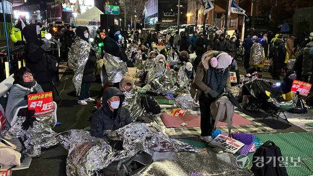 15일 오전 4시30분께 진보 성향 단체들은 대통령 관저와 가까운 일신홀 인근에 모여 집회를 이어가고 있다. 오종민기자