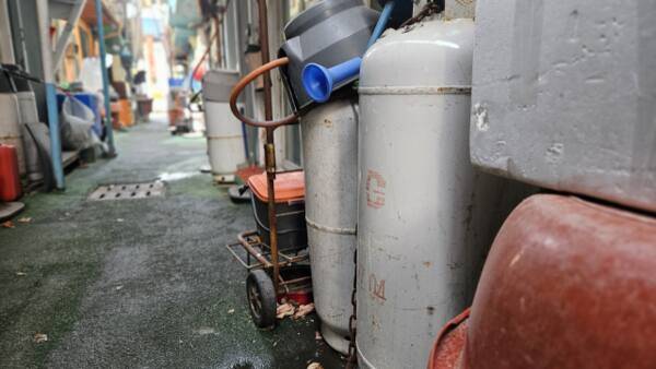 14일 오전 인천 중구 월미로 38번길 일대 쪽방들 앞에 먼지가 잔뜩 쌓인 LPG 가스통이 여기 저기 흩어져 있다. 장민재기자