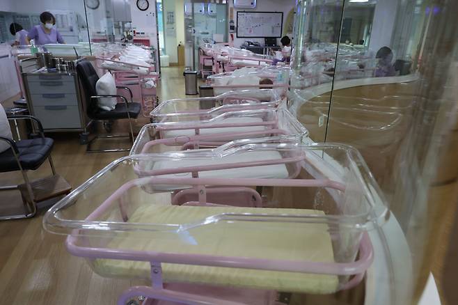 한 산후조리원 인큐베이터. [이충우 기자]
