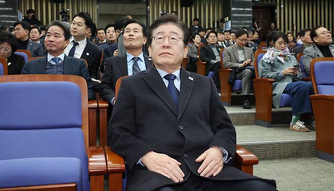 더불어민주당 이재명 대표가 15일 국회에서 열린 의원총회에 입장해 윤석열 대통령을 태운 차량이 고위공직자범죄수사처로 향하는 뉴스를 바라보고 있다. [사진=연합뉴스]