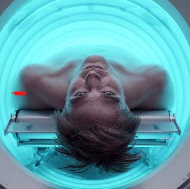 영화 ‘미키17’의 한 장면. 주인공을 연기한 배우 로버트 패틴슨은 20일 방한해 봉준호 감독과 함께 한국 언론에 모습을 드러낸다. [워너브러더스 코리아]