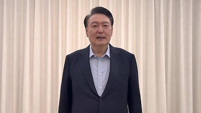 윤석열 대통령이 고위공직자범죄수사처와 경찰이 체포영장 재집행에 나선 15일 관저에서 촬영된 것으로 보이는 영상을 통해 ‘국민께 드리는 말씀’ 제하의 대국민 담화를 발표하고 있다. [사진 = 대통령실]