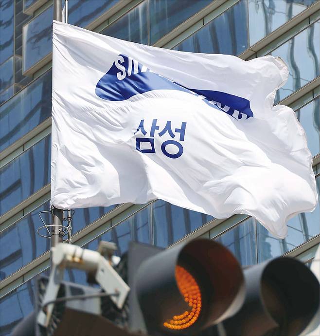 삼성전자 MX사업부가 갤럭시 S25에 경쟁사 모바일 D램과 애플리케이션 프로세서(AP)를 탑재할 전망이다. (매경DB)