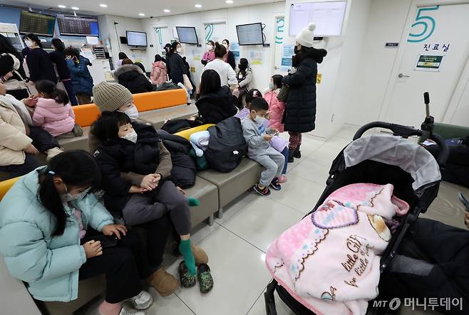 (서울=뉴스1) 이동해 기자 = 독감 환자 숫자가 8년 만에 연일 최고치를 경신하고 있는 13일 서울의 한 어린이병원을 찾은 어린이 환자와 보호자가 진료를 받기 위해 대기하고 있다. 이날 질병관리청에 따르면 전국적으로 인플루엔자(독감) 환자가 지속적으로 증가하더니 52주차(12월 22~28일) 독감 의사환자는 1000명 중 73.9명을 기록했다. 이는 지난 2016년 86.2명을 기록한 이래 최고치다. 2025.1.13/뉴스1  Copyright (C) 뉴스1. All rights reserved. 무단 전재 및 재배포,  AI학습 이용 금지. /사진=(서울=뉴스1) 이동해 기자