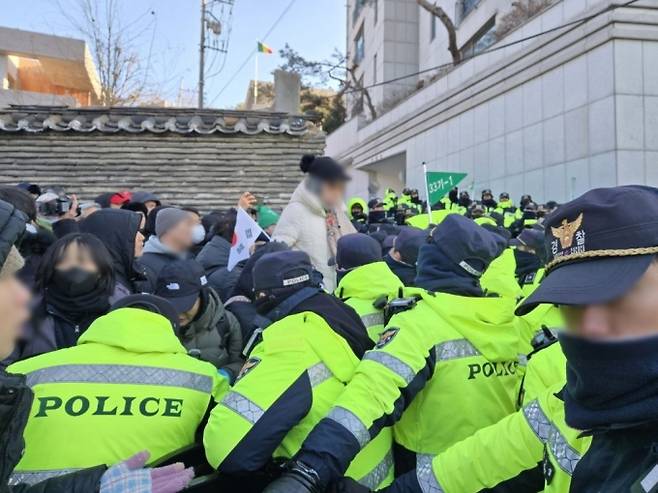 15일 오전 서울 용산구 한남동 앞에 바리게이트를 넘어가려는 보수 단체 집회 참가자 모습. /사진=이찬종 기자