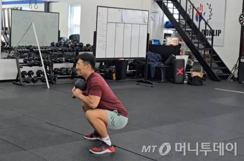 바이오솔루션 카티라이프 시술을 받은 박탄 크로스핏 선수가 쪼그려 앉았다 일어나는 '풀 스쿼트' 운동을 하고 있다./사진제공=박탄
