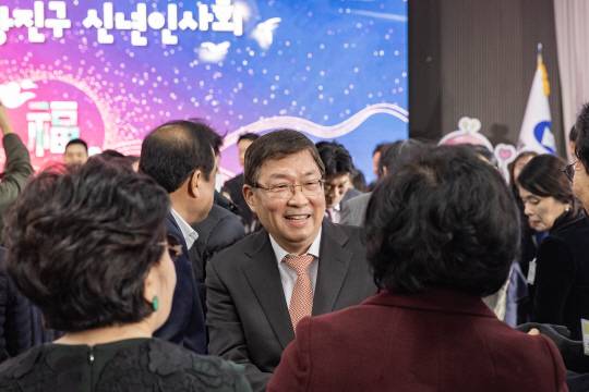 김경호(가운데) 광진구청장이 14일 신년인사회에서 주민들과 악수하고 있다. 광진구청 제공