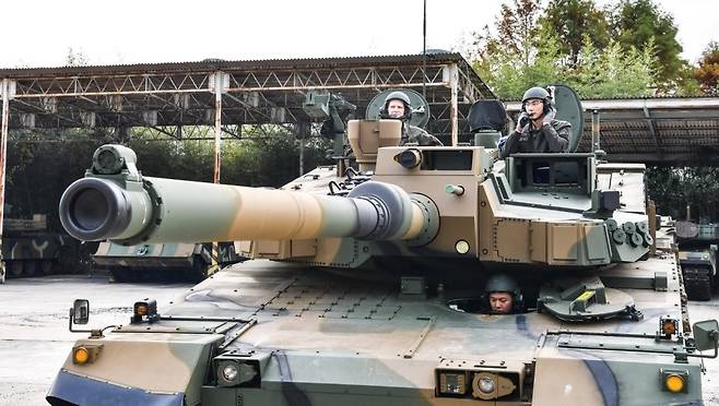 K2 전차 기본과정에 참가한 폴란드군 교육생이 K2 전차 운용 노하우를 교육 받고 있다. [연합]
