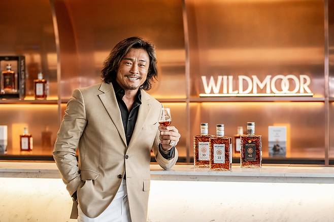 15일 서울 성수동 소재 윌리엄그랜트앤선즈코리아 본사에서 진행된 ‘와일드무어’ 출시 기념 행사에서 이종격투기 선수 추성훈이 ‘와일드무어’ 옆에서 잔을 들고 포즈를 취하고 있다. [윌리엄그랜트앤선즈코리아 제공]