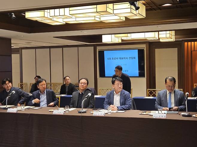 노진율(오른쪽 두번째) HD현대중공업 대표이사 사장, 김희철(오른쪽 첫번째) 한화오션 대표이사 사장이 15일 서울시 중구 로얄호텔에서 고용노동부 차관 주재로 열린 ‘5대 조선사 대표이사 간담회’에 참석했다. 한영대 기자