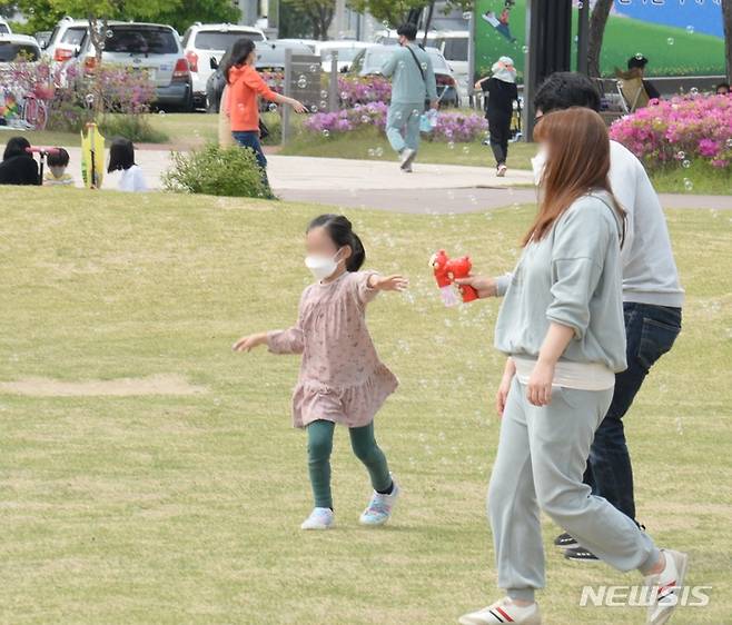 [청주=뉴시스] 조성현 기자 = 청주시 흥덕구 문암생태공원에서 나들이를 나온 가족·연인 단위 사람들이 여유를 만끽하고 있다. 2022.04.23. jsh0128@newsis.com