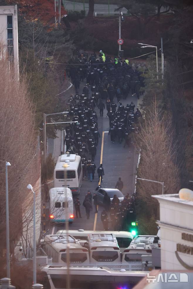 [서울=뉴시스] 황준선 기자 = 15일 오전 서울 용산구 윤석열 대통령 관저에서 경찰과 공수처로 구성된 공조단이 윤석열 대통령 체포영장 집행을 위해 관저로 진입하고 있다. 2025.01.15 hwang@newsis.com