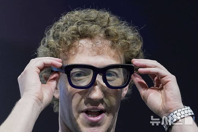 [멘로파크=AP/뉴시스] ﻿페이스북과 인스타그램의 모기업 메타가 저성과 직원들을 중심으로 전체 직원의 약 5%를 감원할 예정이라고 밝혔다. 사진은 마크 저커버그 메타 최고경영자(CEO)가 지난해 9월25일(현지시각) 미 캘리포니아주 멘로파크 메타 본사에서 열린 연례 개발자콘퍼런스 '커넥트 2024'에서 스마트 안경 '오라이언'을 착용하는 모습. 2025.1.15