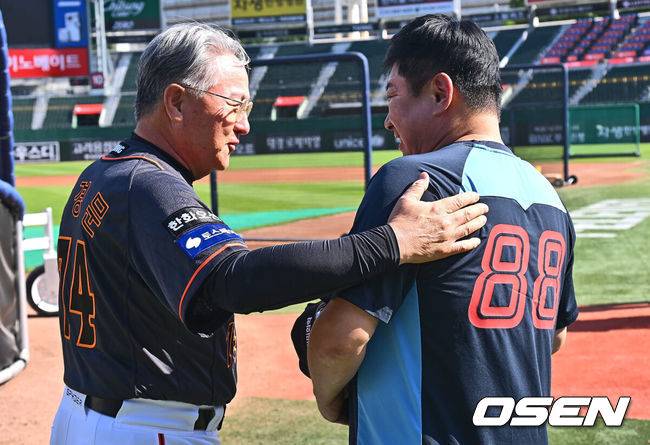 [OSEN=부산, 이석우 기자] 한화 김경문 감독과 롯데 김태형 감독이 인사를 나누고 있다. 2024.06.28 / foto0307@osen.co.kr