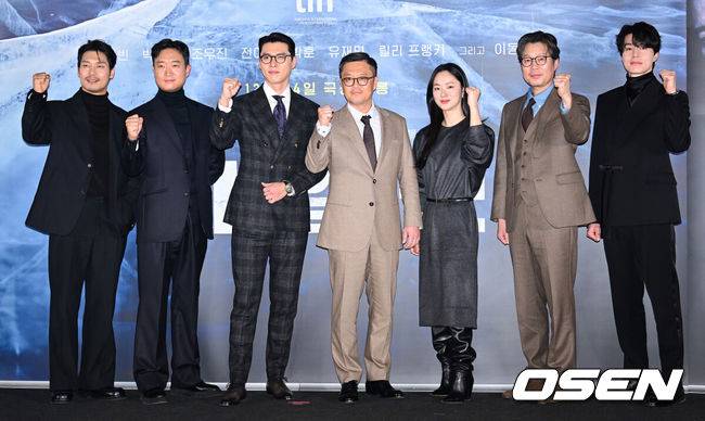[OSEN=김성락 기자] 18일 오후 서울 용산구 한강대로 CGV 용산아이파크몰에서 영화 ‘하얼빈’의 언론시사회가 열렸다. 영화 ‘하얼빈’은 1900년대 당시 처절한 상황 속에서도 굳건한 심지로 거사를 행했던 장군 안중근의 면모, 인간 안중근의 고뇌까지 다루며 그동안 다뤄지지 않았던 이야기를 재조명할 예정이다.배우 박훈, 조우진, 현빈, 우민호 감독, 전여빈, 유재명, 이동욱이 포즈를 취하고 있다. 2024.12.18 / ksl0919@osen.co.kr