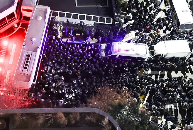 고위공직자범죄수사처(공수처)와 경찰이 윤석열 대통령에 대한 2차 체포영장 집행에 나선 1월15일 서울 용산구 한남동 대통령 관저 입구에서 경찰이 관저 진입을 시도하고 있다. ⓒ 연합뉴스