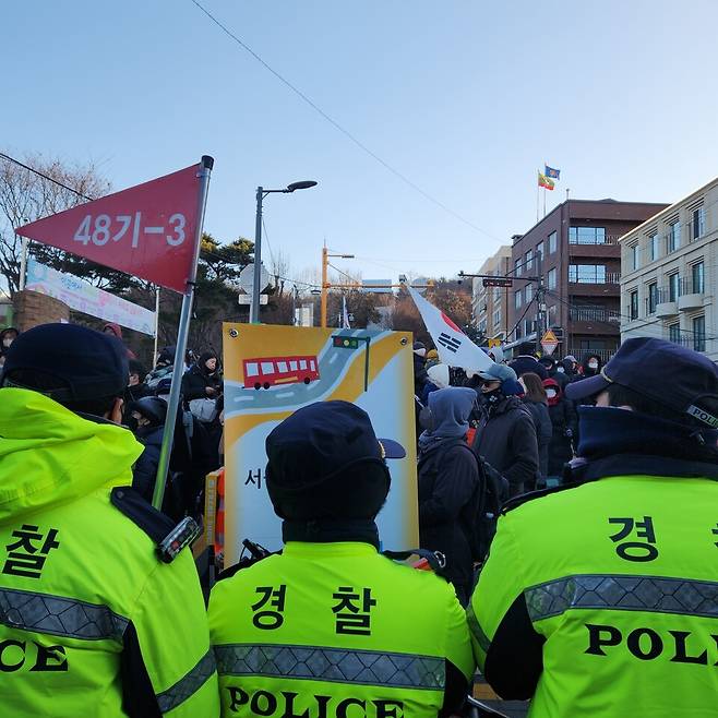 윤석열 대통령에 대한 2차 체포영장 집행이 가시화되던 15일 오전 서울 용산구에 있는 대통령 관저 앞의 모습. 경찰들이 윤 대통령 탄핵 반대 집회에 참여한 지지자들과 대치를 하고 있다 ⓒ시사저널 이태준&nbsp;