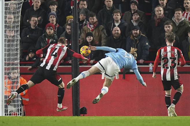 맨시티 엘링 홀란이 헤더를 시도하고 있다. <저작권자(c) 연합뉴스, 무단 전재-재배포, AI 학습 및 활용 금지>