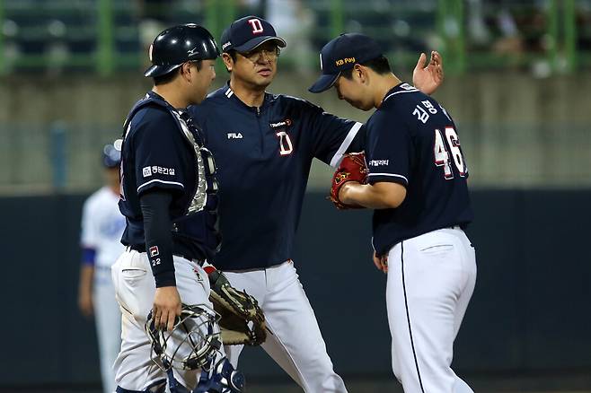 ▲ 권명철 투수코치(가운데) ⓒ 두산 베어스