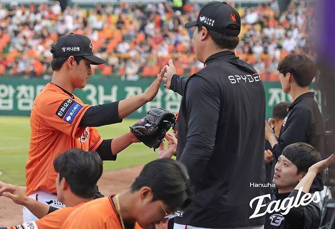 ▲ 한화가 더 높은 곳을 바라보기 위해서는 류현진과 문동주 모두 자신에 대한 기대치를 채워야 한다 ⓒ한화이글스