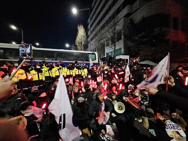 한남동 대통령 관저 앞에 연좌 농성하는 윤석열 대통령 지지자들 [촬영 김현수]