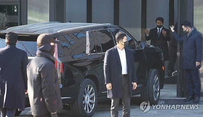 윤석열 대통령 차량, 공수처 도착 (과천=연합뉴스) 황광모 기자 = 내란 우두머리와 직권남용 권리행사 방해 혐의를 받는 윤석열 대통령을 태운 차량이 15일 경기 과천시 정부과천청사 내 고위공직자범죄수사처에 도착하고 있다. 2025.1.15 [공동취재] hkmpooh@yna.co.kr