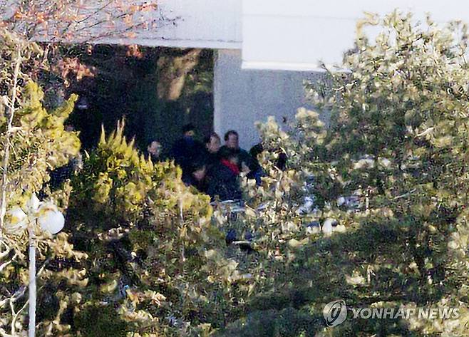 관저 앞 국민의힘 의원들 (서울=연합뉴스) 윤동진 기자 = 15일 서울 용산구 한남동 대통령 관저에 국민의힘 의원들이 모여있다. 2025.1.15 mon@yna.co.kr