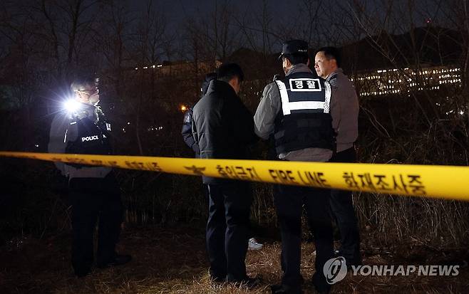 공수처 인근 분신 시도 사고 현장 조사하는 소방과 경찰 (과천=연합뉴스) 임화영 기자 = 윤석열 대통령에 대한 체포영장이 집행된 15일 고위공직자범죄수사처(공수처)가 있는 경기 과천시 정부과천청사 부근에서 남성 1명이 분신을 시도하는 사고가 발생해 경찰과 소방이 현장을 조사하고 있다. 2025.1.15 [공동취재] hwayoung7@yna.co.kr