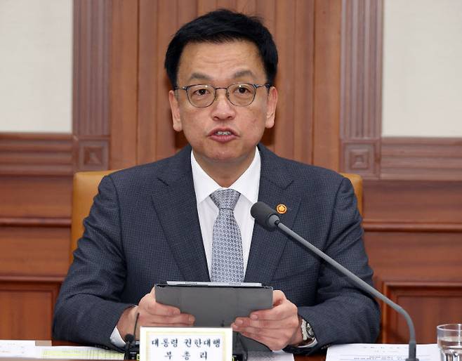 최상목 대통령 권한대행 부총리 겸 기획재정부 장관이 15일 정부서울청사에서 ‘국정현안관계장관회의 겸 경제관계장관회의 겸 산업경쟁력강화관계장관회의’를 주재하고 있다. (사진=연합뉴스)