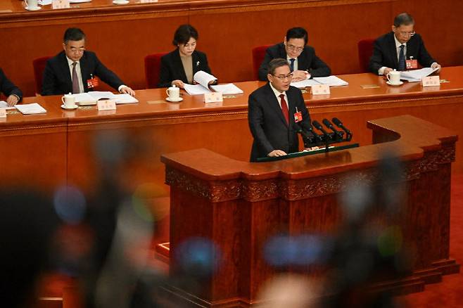지난해 3월 7일 중국 베이징 인민대회당에서 열린 전국인민대표대회 개막식에서 리창(단상 위) 총리가 업무보고를 하고 있다. (사진=AFP)