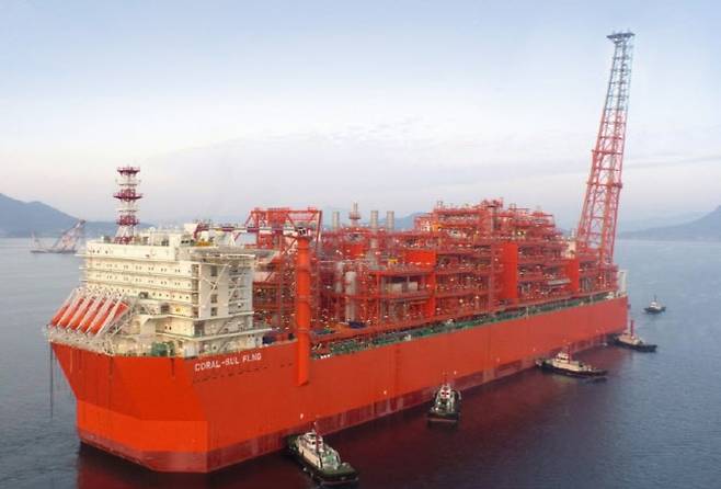 삼성중공업이 건조한 부유식 액화천연가스 생산설비(FLNG) ‘코랄 술(Coral Sul)’.(사진=삼성중공업)