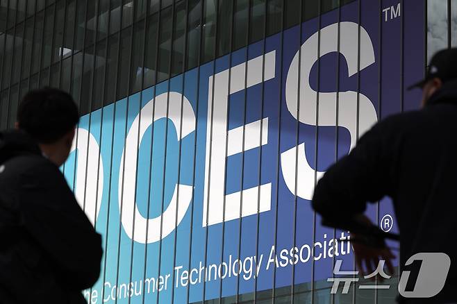 세계 최대 IT(정보기술)·가전 전시회 'CES 2025' 개막을 이틀 앞둔 5일(현지시간) 미국 네바다주 라스베이거스 컨벤션센터(LVCC)에 홍보 문구가 부착되어 있다. '다이브 인'(Dive in)을 주제로 오는 7일부터 10일까지는 열리는 이번 전시회에는 전 세계 160개국에서 4,500여 개 기업이 참여해 전 세계 최신 기술 산업의 트렌드를 제시한다. 2025.1.6/뉴스1 ⓒ News1 신웅수 기자