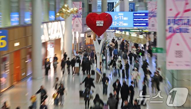 인천국제공항 제1터미널 면세구역에서 여행객들이 이동하고 있다. 2024.12.16/뉴스1 ⓒ News1 장수영 기자