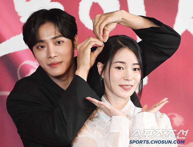 28일 서울 구로구 라마다신도림호텔에서 JTBC 드라마 '옥씨부인전' 제작발표회가 열렸다. 배우 천승휘와 임지연이 포즈 취하고 있다. 



'옥씨부인전'은 이름, 신분, 남편 등 모든 것이 가짜인 여인(임지연)과 그녀를 지키기 위해 목숨까지 걸었던 예인(추영우)의 치열한 사기극을 그려낸 작품. 30일 밤 첫 방송된다. 정재근 기자 cjg@sportschosun.com/2024.11.28/