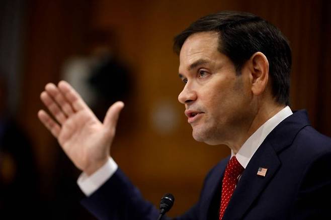 마코 루비오 미국 국무부 장관 지명자가 15일(현지시간) 상원 외교위원회 인사청문회에 출석해 의원들의 질문에 답변하고 있다. 게티이미지연합뉴스