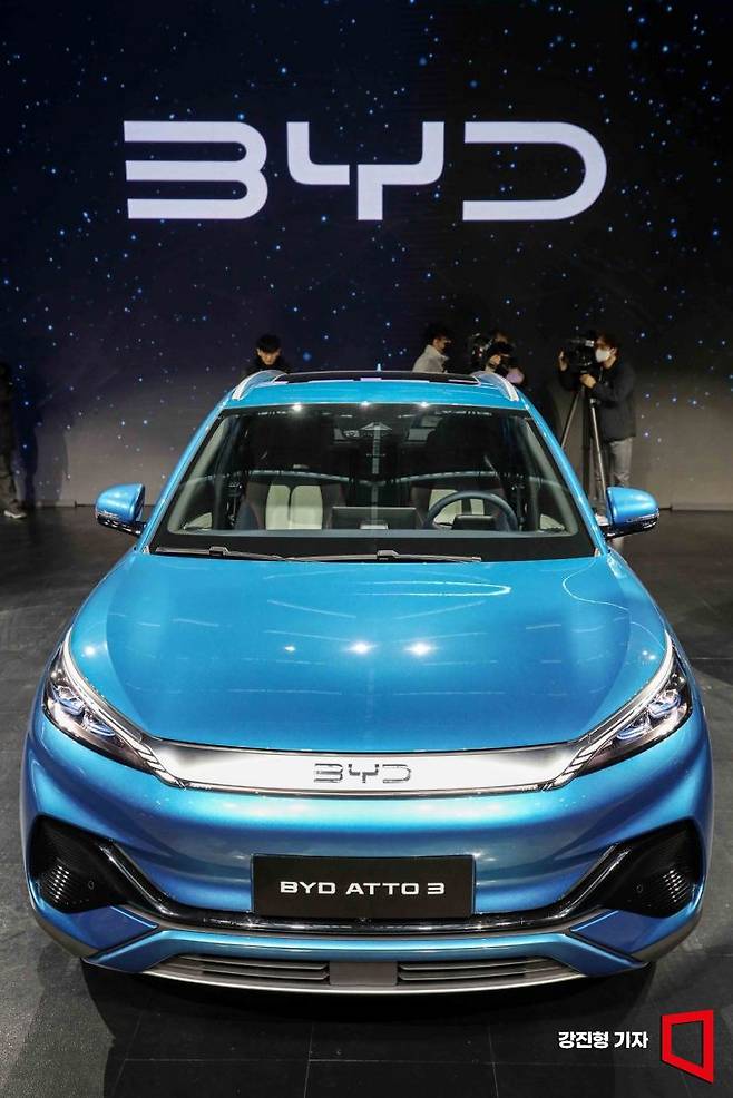 16일 인천 상상플랫폼에서 열린 중국 전기차 브랜드 'BYD 브랜드 런칭 미디어 쇼케이스'에서 국내 공식 출시한 BYD 아토3가 공개되고 있다. 인천=강진형 기자