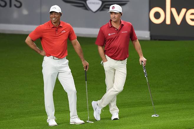 주피터 링크스 골프클럽 타이거 우즈(왼쪽)와 케빈 키스너가 15일 미국 플로리다주 소파이센터에서 로스앤젤레스 골프클럽과 벌인 TGL 경기 중 3번홀 그린에서 대기하고 있다./AP 연합뉴스