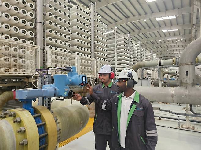 바르카4 담수화 공장에서 현장 직원들이 배관 압력 조절기를 점검하고 있다. /채제우 기자