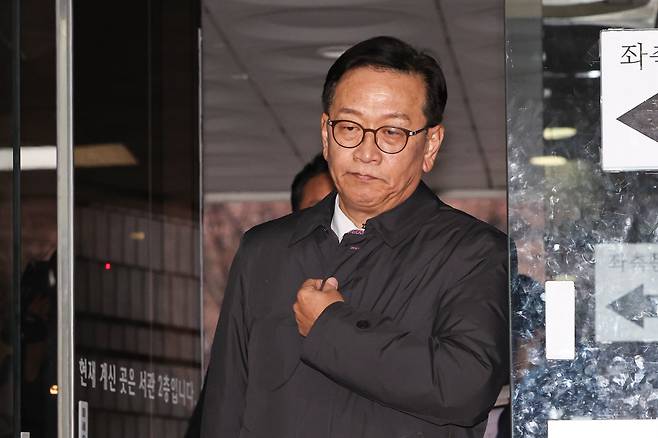 윤석열 대통령 측 석동현 변호사가 16일 오후 서울 서초구 서울중앙지법에서 열린 체포적부심사에 참석하기 위해 법정으로 향하고 있다. /박성원 기자