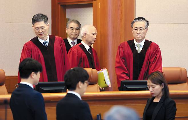 16일 서울 종로구 헌법재판소 대심판정에서 열린 윤석열 대통령 탄핵심판 2회 변론기일에 문형배 헌법재판소장 권한대행 등 재판관들이 참석하고 있다./김지호 기자