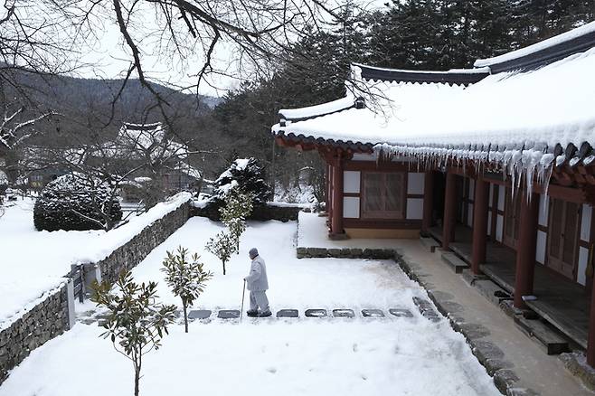 눈 내린 겨울날의 내소사