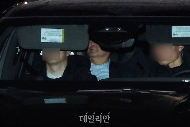 윤석열 대통령이 체포영장 2차 집행이 이뤄진 15일 오후 경기도 정부과천청사 고위공직자범죄수사처에서 조사를 마치고 차량에 탑승해 서울구치소로 이동하고 있다. ⓒ데일리안 홍금표 기자