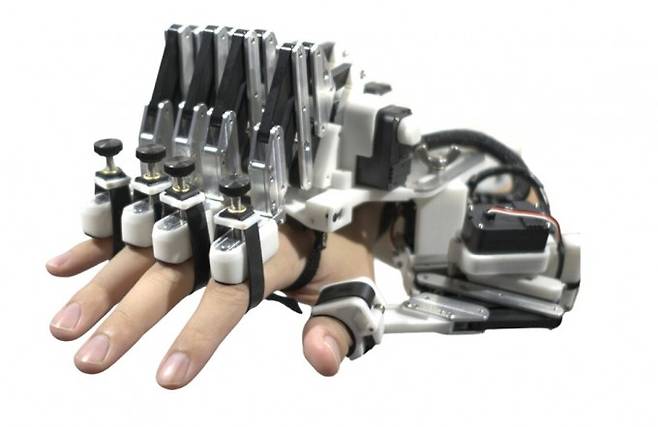 신이치 후루야 일본 소니 컴퓨터과학연구소(CSL) 연구원팀이 개발한 외골격 손 로봇. Science Robotics/Furuya et al.(2025) 제공