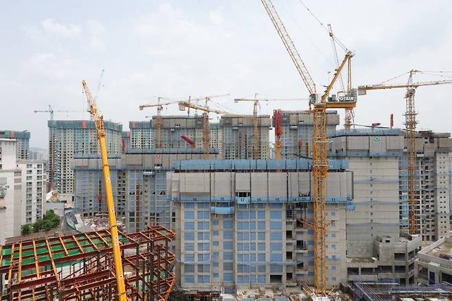 서울 시내 한 아파트 공사 현장에 타워크레인이 설치돼있다. 사진=뉴시스