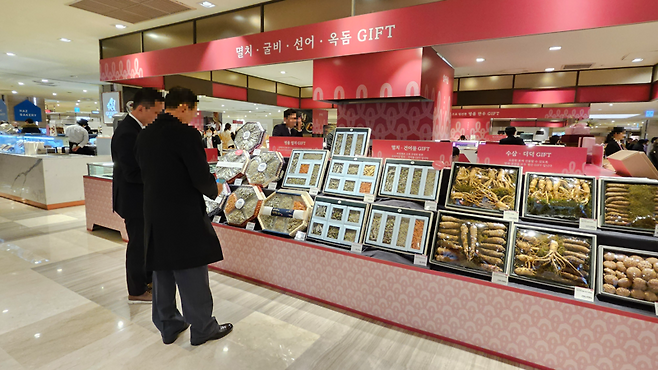 지난 15일 서울 중구 롯데백화점 본점에서 직장인들이 설 선물 세트를 둘러보고 있다. 사진=노유정 기자
