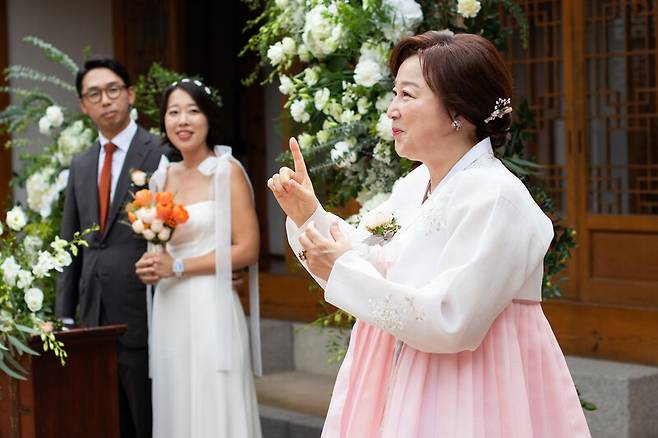 2023년 9월17일 열린 이길보라와 다나카 겐의 교차문화결혼식. 이길보라의 농인 어머니가 수어로 축사를 하는 모습. 사진 성재윤